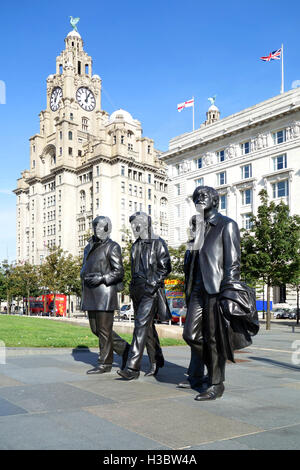 Une sculpture de la célèbre pop band the Beatles at the Pier Head à Liverpool, Angleterre, Royaume-Uni Banque D'Images