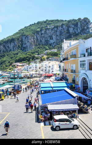 Cafés le long de la Marina Grande, sur l'île de Capri, Italie Banque D'Images