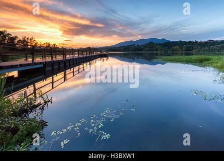 Vue depuis la surface du Lago di Varese pendant un coucher de soleil, Province de Varèse, Lombardie, Italie. Banque D'Images