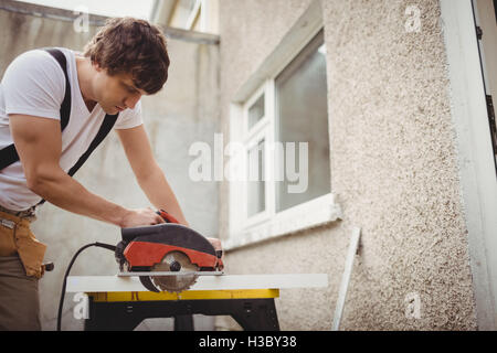 Cadre en bois de coupe charpentier de scie circulaire Banque D'Images