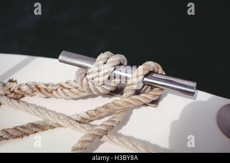 Corde à bollard sur pont de bateau Banque D'Images