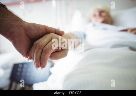 Senior man holding hands of senior woman Banque D'Images