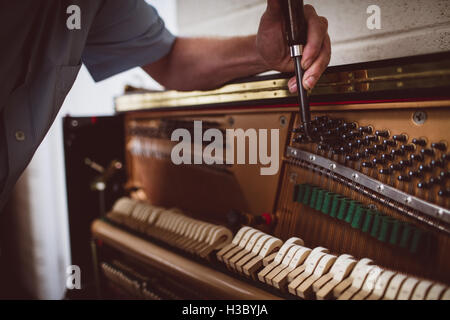 Technicien en réparation du piano Piano Banque D'Images