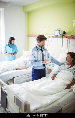 Interaction avec les patients des médecins Banque D'Images