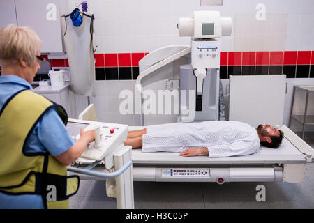 Patient de sexe masculin en passant par examen radiologique Banque D'Images