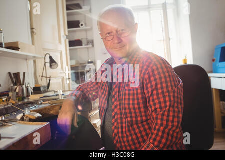 Portrait of smiling goldsmith Banque D'Images