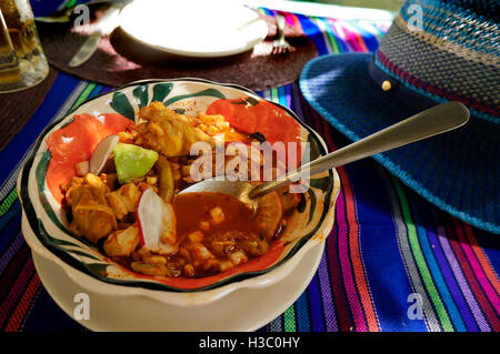 Pozole rouge soupe dans un restaurant mexicain, Acapulco, Mexique Banque D'Images