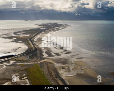 Vue aérienne de Homer Spit sous un ciel couvert le matin, et Homer, Alaska. Banque D'Images