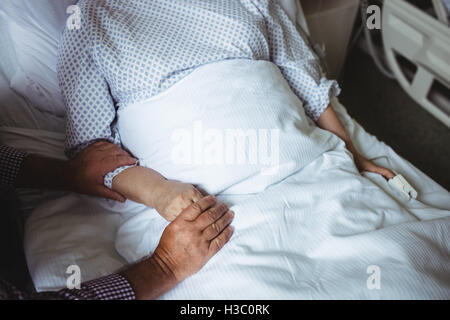 Senior man holding hands of senior woman Banque D'Images