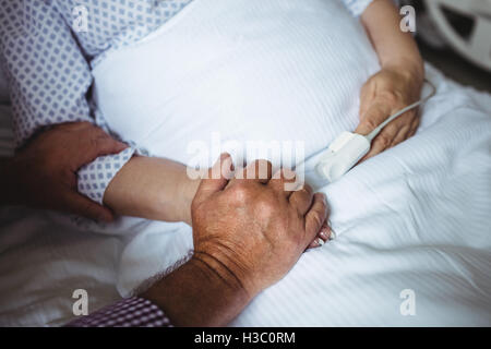 Senior man holding hands of senior woman Banque D'Images