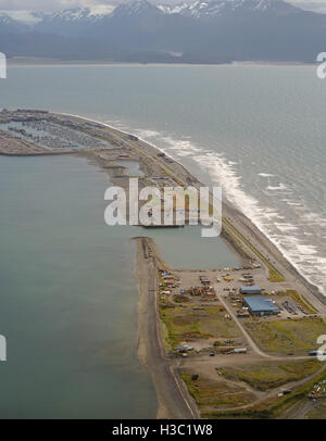 Vue aérienne de Homer Spit sous un ciel couvert le matin, et Homer, Alaska. Banque D'Images