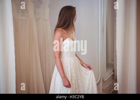 Man dans un magasin de robe de mariage Banque D'Images