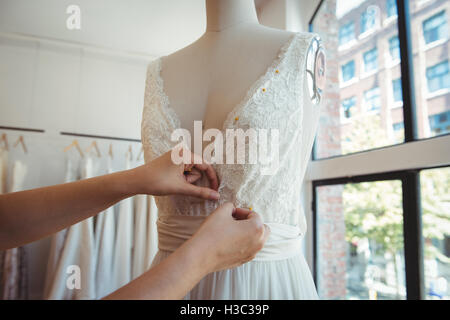 Designer de mode féminine réglage de la robe sur mannequin Banque D'Images