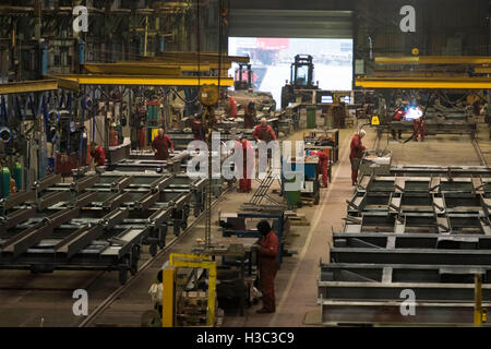 Les métallos au travail à l'acier de l'AIC à Newport où 100 emplois ont été perdus après l'entreprise est allée à l'administration Banque D'Images