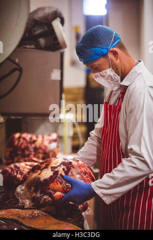 Emballage boucherie viande rouge dans la salle de stockage Banque D'Images