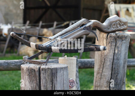 Arbalète en bois ancienne close-up, médiévale, les armes à feu anciennes Banque D'Images