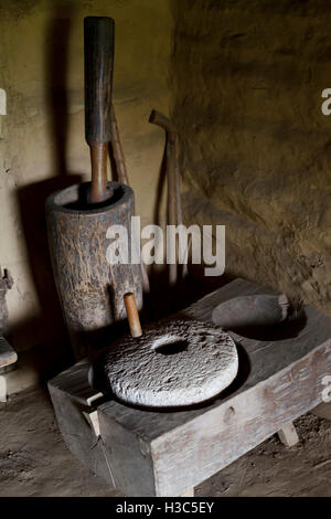 Une meule en pierre, traitement manuel des grains, des traditions anciennes Banque D'Images