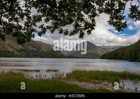 Buttermere, à l'Est, vers Honister Pass and Fleetwith Pike, Lake District, Cumbria, Angleterre Banque D'Images