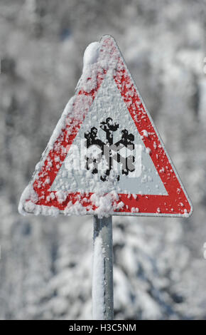 Road sign met en garde contre la neige et la glace en hiver Banque D'Images