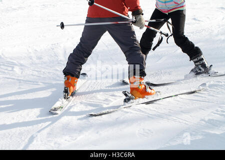 L'instructeur enseigne femme ski, les loisirs d'hiver Banque D'Images