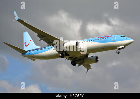 Thomson Airways Boeing 737-800 G-FDZJ à l'atterrissage à l'aéroport de Birmingham, UK Banque D'Images