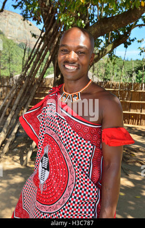 Guide masculin swazzi en robe traditionnelle dans le village culturel de Mantenga swazi, vallée d'Ezulwini, eSwatini anciennement connu sous le nom de Swaziland, Afrique australe Banque D'Images