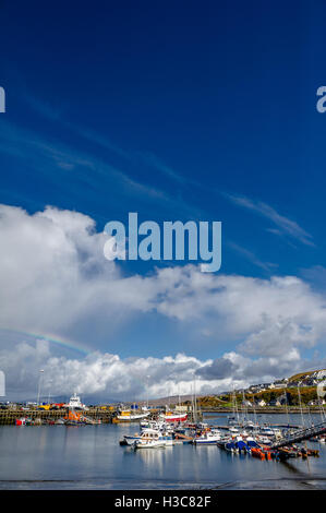 Arc-en-ciel sur le nord-ouest de la ville de pêcheurs écossais de Mallaig. Banque D'Images