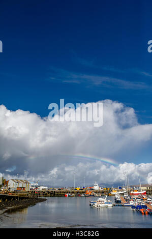 Arc-en-ciel sur le nord-ouest de la ville de pêcheurs écossais de Mallaig. Banque D'Images