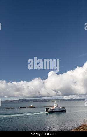 L'hôtel Caledonian MacBrayne car-ferry quittant le port de Mallaig à l'île de Skye, Nord Ouest de l'Écosse. Banque D'Images