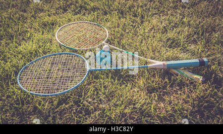 Volant et raquettes de badminton en plein air, sur l'herbe verte Banque D'Images