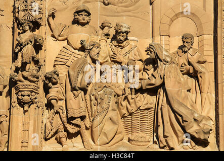 Sculpture d'Adoration par les trois rois à la façade de la nouvelle cathédrale de Salamanque, Espagne Banque D'Images