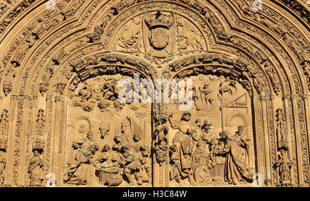 Sculpture d'Adoration par les trois rois et une scène de la Nativité à la façade de la nouvelle cathédrale de Salamanque, Espagne Banque D'Images