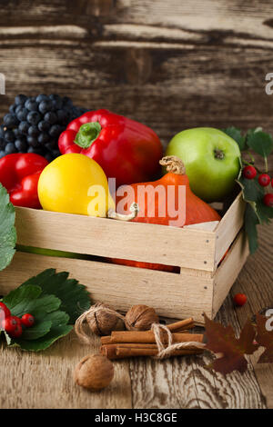 Couleurs d'automne les feuilles tombées, courges d'hiver et de légumes dans une boîte en bois. Décoration de la récolte d'automne Banque D'Images