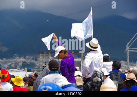 QUITO, ÉQUATEUR - le 7 juillet 2015 : événement bondé du pape Francisco masse, deux personnes tenant un drapeau blanc, symbole de paix Banque D'Images