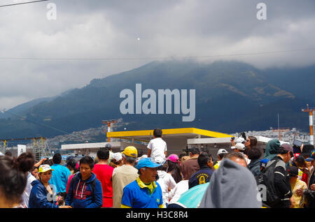 QUITO, ÉQUATEUR - le 7 juillet 2015 : événement bondé du pape Francisco, une masse d'hommes occupant des épaules de son fils Banque D'Images