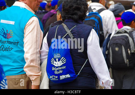 QUITO, ÉQUATEUR - le 7 juillet 2015 : Deux voluntarees balade autour de pape Francisco événement de masse, les vestes et les sacs à dos pour les identifier Banque D'Images