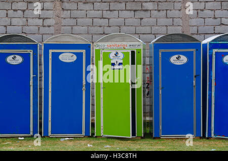 QUITO, ÉQUATEUR - le 7 juillet 2015 : portable Eco toiletes en bleu et vert, besoins d'événements publics Banque D'Images