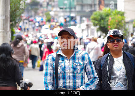 QUITO, ÉQUATEUR - le 7 juillet 2015 : deux hommes non identifiés de marcher au milieu de l'événement, plein de gens. Masse pape Francisco Banque D'Images