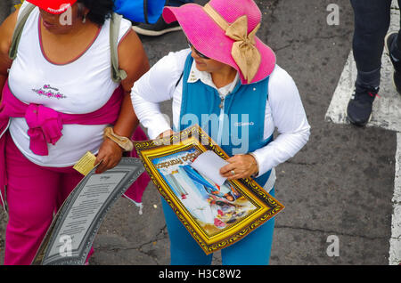 QUITO, ÉQUATEUR - le 7 juillet 2015 Non identifié : sport woman holding a peu de poster du pape Francisco sur ses mains Banque D'Images