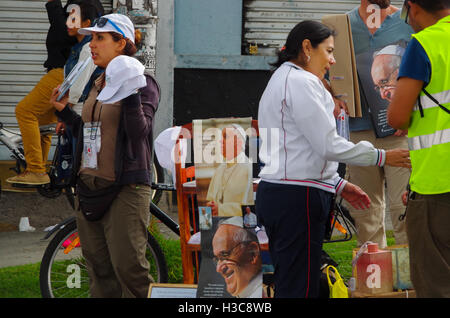 QUITO, ÉQUATEUR - le 7 juillet 2015 Non identifié : vente de womans pape Francisco posters en dehors de la messe, les t-shirts et casquettes Banque D'Images