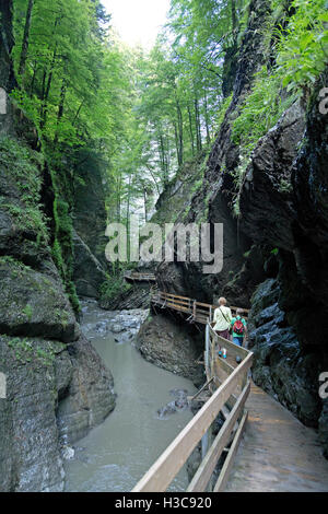 Mère et fils marche à travers les gorges de Alploch, Guetle, Dornbirn, Vorarlberg, Autriche Banque D'Images