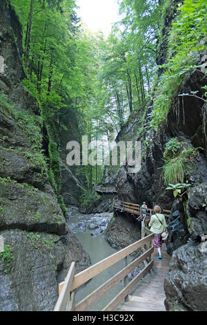 Mère et fils marche à travers les gorges de Alploch, Guetle, Dornbirn, Vorarlberg, Autriche Banque D'Images