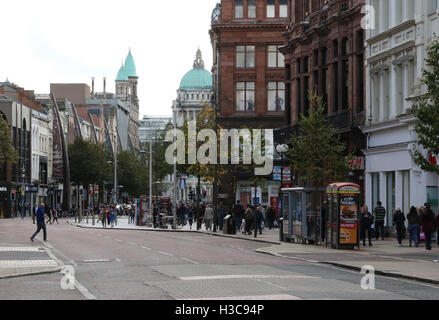 Vu de l'avenue Royal par l'intermédiaire de Donegall Place à Belfast en direction de l'Hôtel de Ville. Banque D'Images