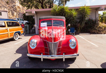 Laguna Beach, CA, USA - 2 octobre, 2016 : Rouge 1940 Ford Woody administré par John Phillips et affichée au Rotary Club de Laguna B Banque D'Images