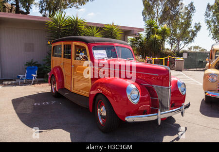 Laguna Beach, CA, USA - 2 octobre, 2016 : Rouge 1940 Ford Woody administré par John Phillips et affichée au Rotary Club de Laguna B Banque D'Images