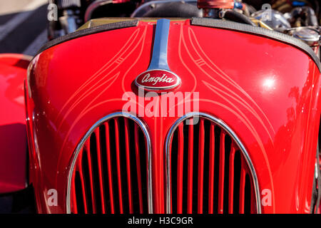 Laguna Beach, CA, USA - 2 octobre, 2016 : Rouge 1950 Ford Anglia coupe administré par Robert Turek et affichée au Rotary Club de la Banque D'Images