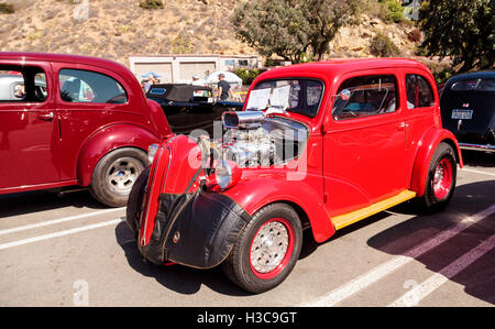 Laguna Beach, CA, USA - 2 octobre, 2016 : Rouge 1950 Ford Anglia coupe administré par Robert Turek et affichée au Rotary Club de la Banque D'Images