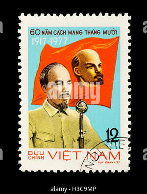 Timbre-poste de représentant du Vietnam Ho Chi Minh et Lénine banner, 60-ième anniversaire de la révolution d'octobre russe. Banque D'Images
