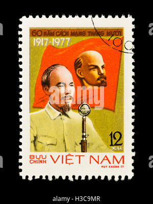 Timbre-poste de représentant du Vietnam Ho Chi Minh et Lénine banner, 60-ième anniversaire de la révolution d'octobre russe. Banque D'Images