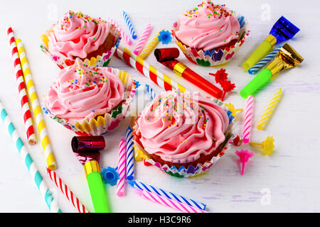 Concept d'anniversaire rose avec des petits gâteaux. Sweet Gourmet dessert pâtissier. Des cupcakes avec de la crème fouettée. Banque D'Images